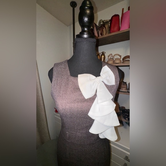 Elegant Brown Dress with White Bow Accent - Picture 2 of 9